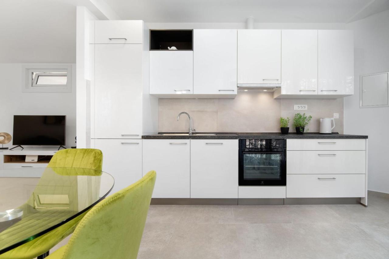 Amadeo Apartment Split